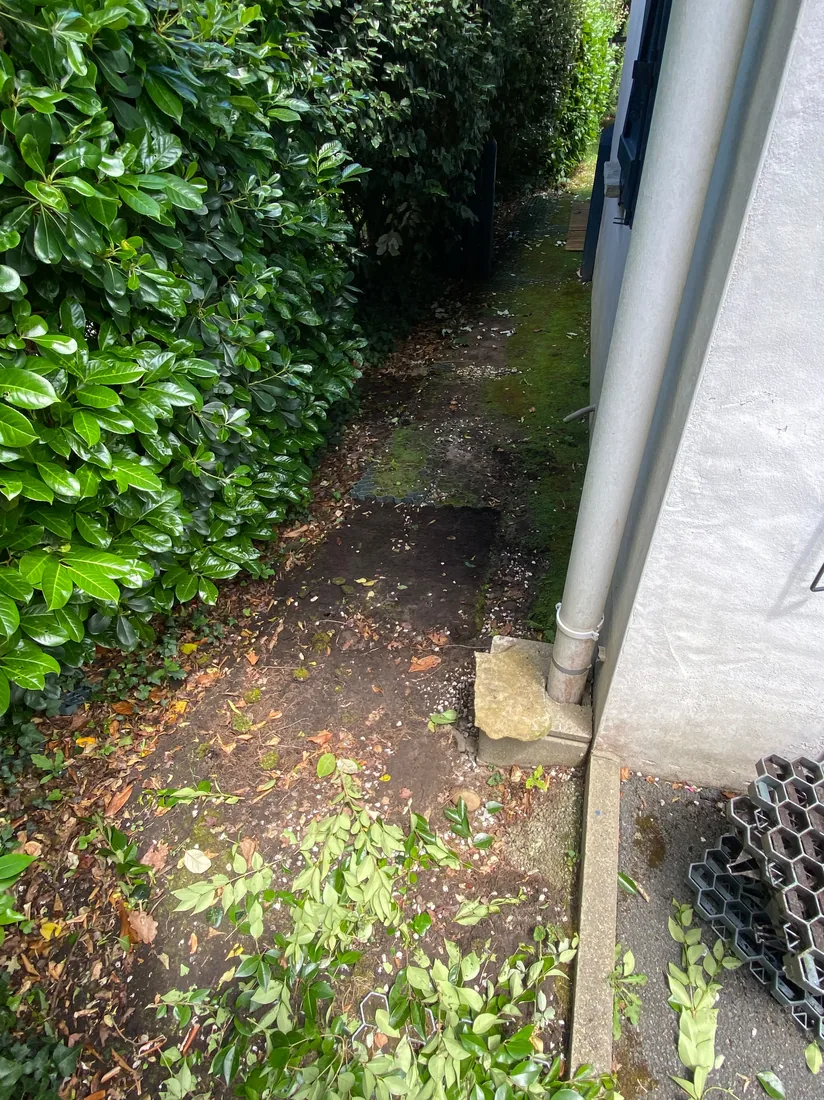 Allée de maison non aménagée avant travaux paysagers